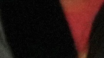 La presidenta interina de Venezuela, Delcy Rodríguez (derecha), habla junto al trofeo del Clásico Mundial de Béisbol.