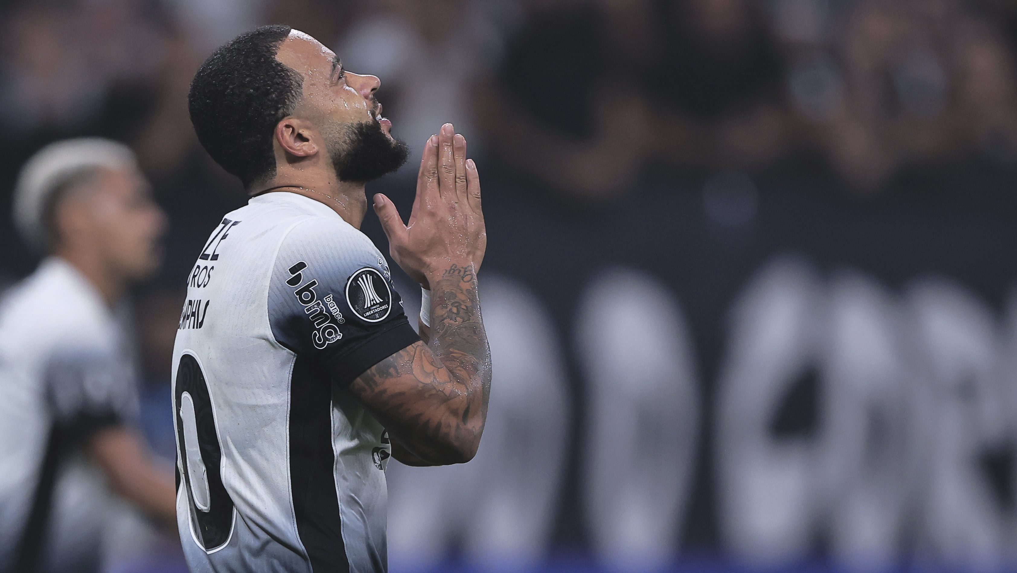 Memphis Depay podría ser sancionado en Brasil con seis partidos por usar el celular en el banco