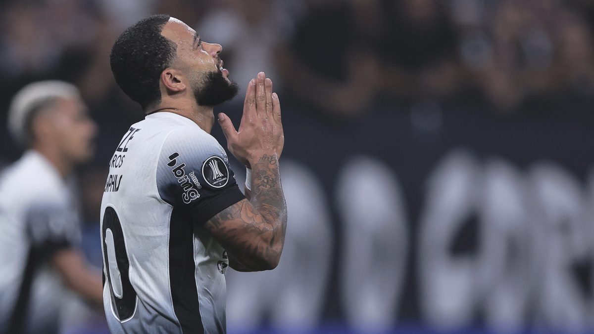 Memphis Depay podría ser sancionado en Brasil con seis partidos por usar el celular en el banco