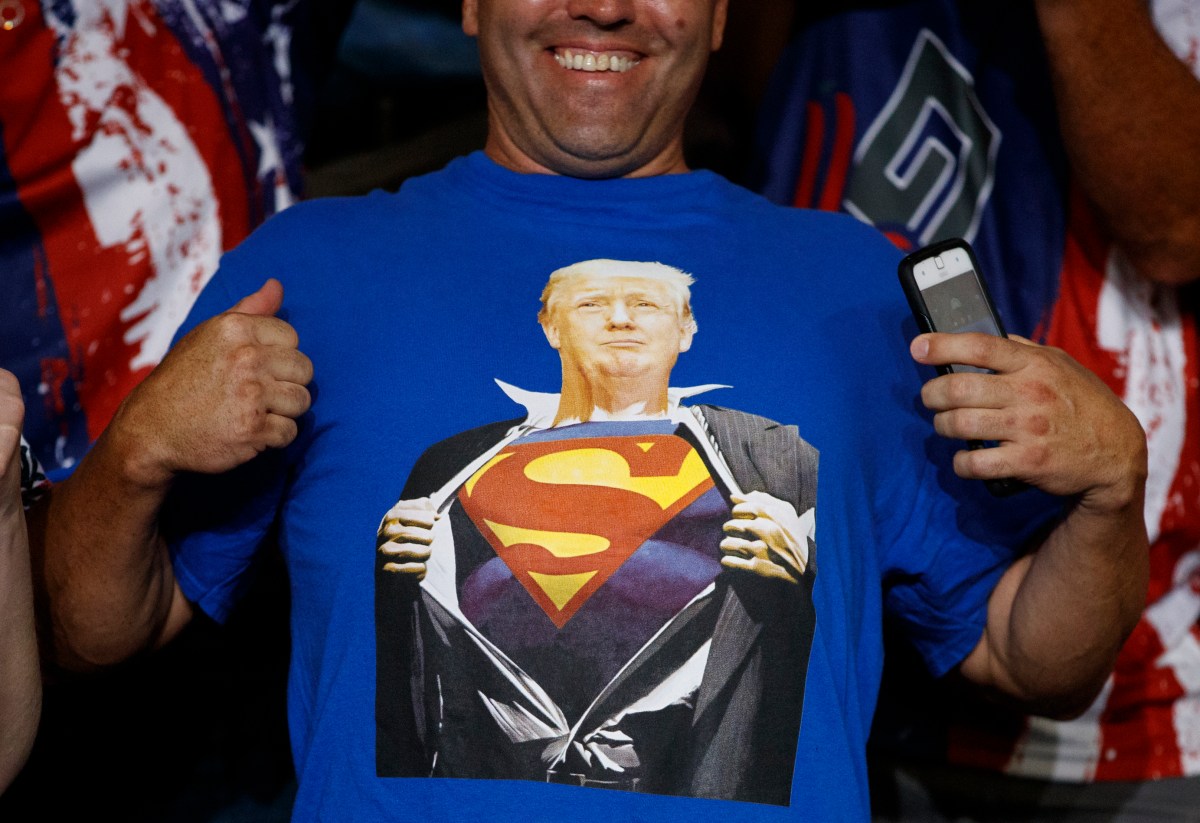 Despiden a empleadas de Smoothie King tras negarse a atender a cliente por sudadera de Donald Trump