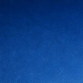 Documentos financieros e identificación frente al skyline de Nueva York relacionados con la aplicación a apartamentos económicos