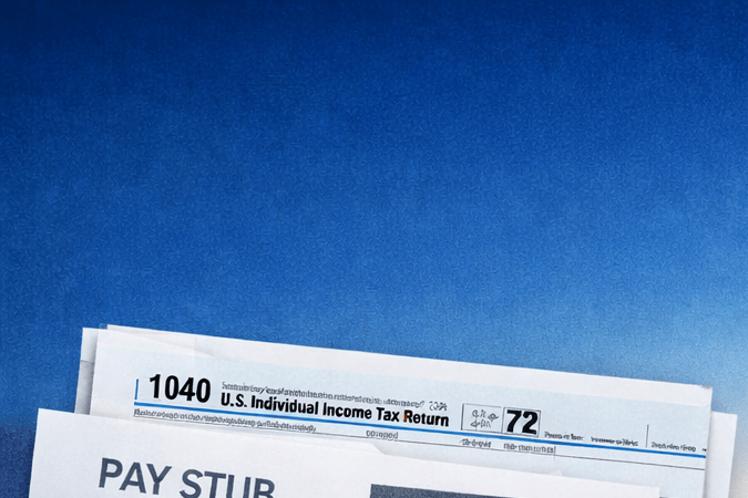 Documentos financieros e identificación frente al skyline de Nueva York relacionados con la aplicación a apartamentos económicos