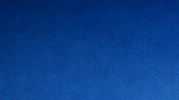 Documentos financieros e identificación frente al skyline de Nueva York relacionados con la aplicación a apartamentos económicos