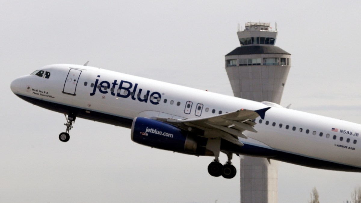 Equipaje más caro: aerolínea sube tarifas por crisis de combustible