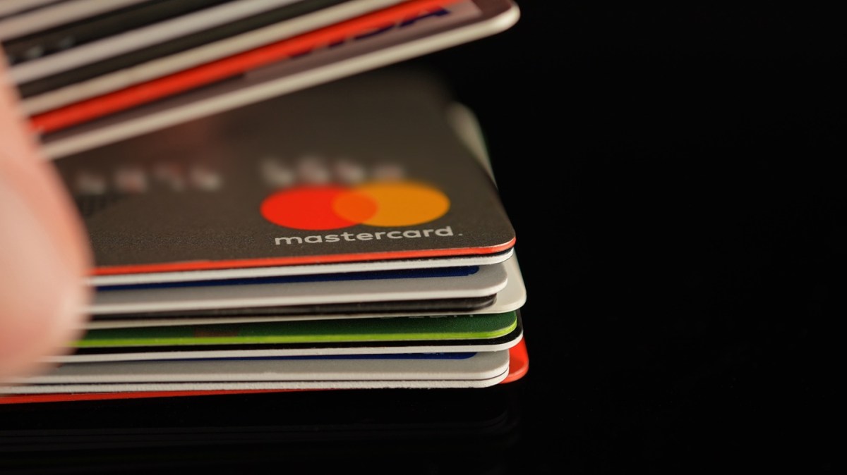 Tarjetas de crédito en EE.UU. superan el 20% de interés: cómo pagar menos en 2026