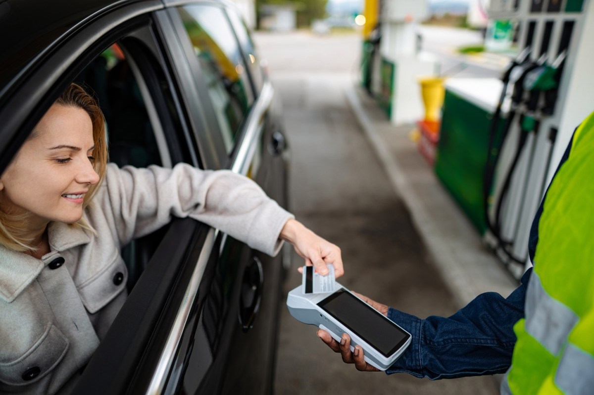 El doble golpe al bolsillo que aprieta a las familias en EE.UU.: gasolina cara y altas tasas de interés
