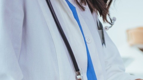 En un sistema donde enfermarse puede costar miles de dólares, proteger tu dinero también es parte de cuidar tu salud.