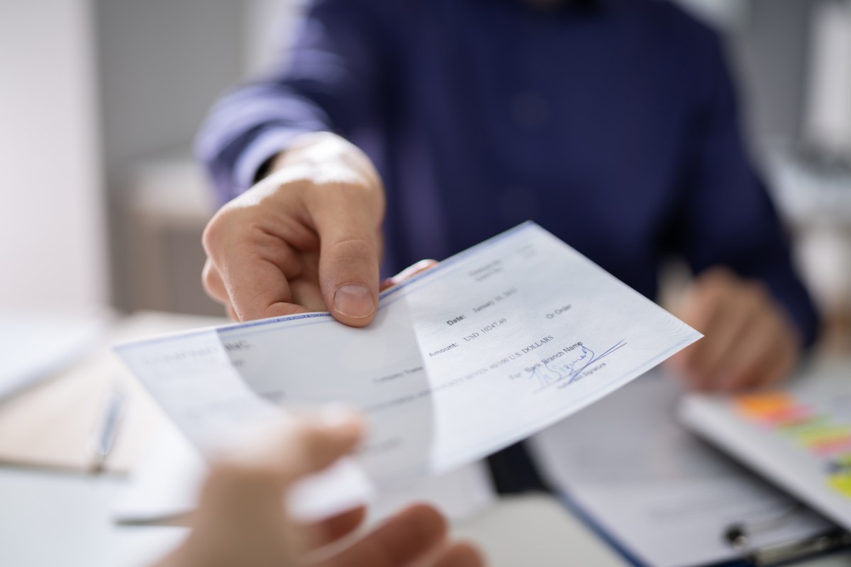 Encontró cheques por más de $26 mil y los devolvió: la polémica recompensa que desató indignación en redes