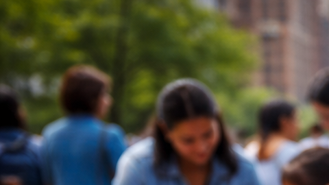 Mochilas escolares nuevas y útiles sobre una mesa durante un evento comunitario en Nueva York