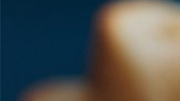 Huevos revueltos cremosos técnica Jacques Pépin servidos en plato con mantequilla y hierbas frescas