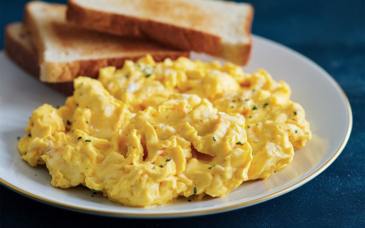 Huevos revueltos perfectos y cremosos: Guía paso a paso con el truco de Jacques Pépin