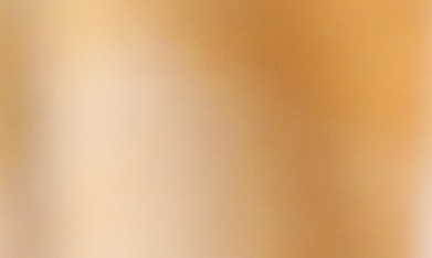 Hombre bebiendo agua fresca con rodajas de limón para combatir la fatiga y el hambre