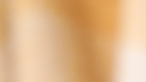 Hombre bebiendo agua fresca con rodajas de limón para combatir la fatiga y el hambre