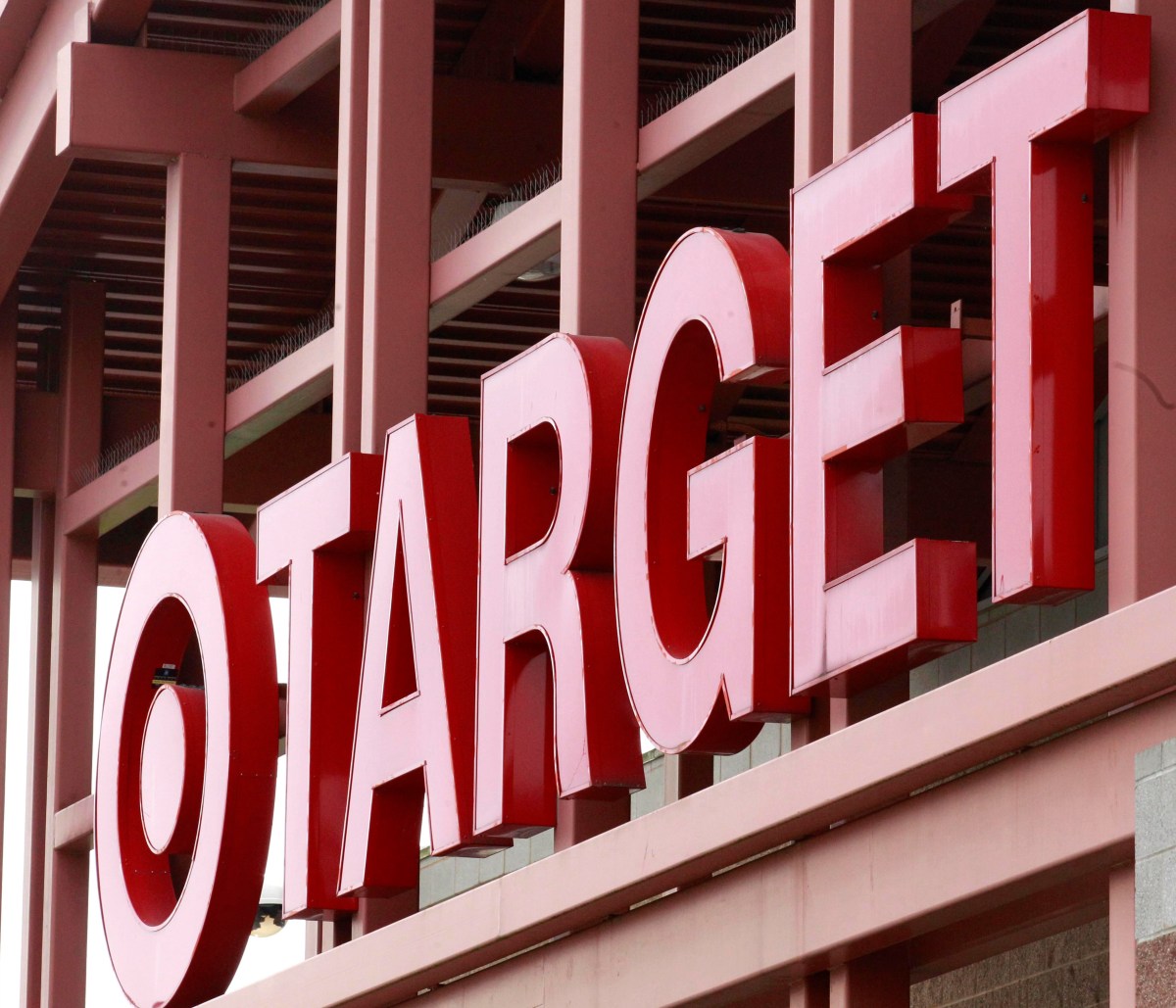 Hombre en Florida usó sobres sazonadores para robar tarjetas en Target y enfrenta hasta 90 años de prisión
