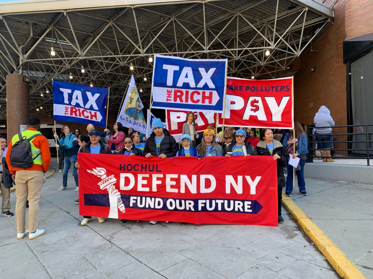 Presión en Albany para que NY aumente impuestos a los millonarios