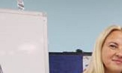 Nataliya Yakovleva, directora ejecutiva de Coler, presenta la proclamación de la Alcaldía a Carmen Augustin y su familia.