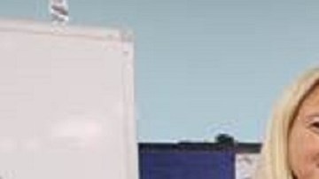 Nataliya Yakovleva, directora ejecutiva de Coler, presenta la proclamación de la Alcaldía a Carmen Augustin y su familia.