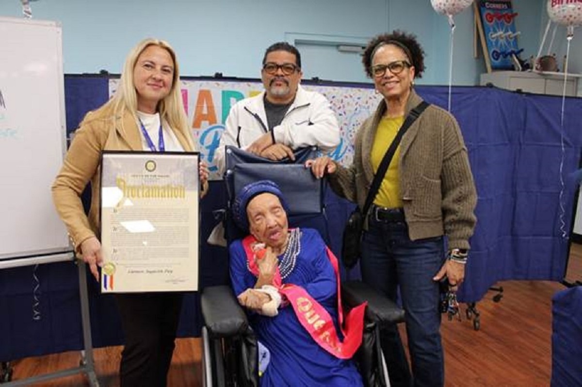 Agenda comunitaria NYC: Reconocen a inmigrante por su 112 cumpleaños, clases de inglés y mucho más