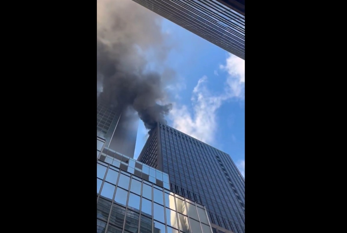 Incendio en edificio en Nueva York desata intensa movilización de bomberos
