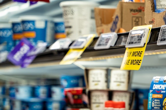 Inflación persistente y crecimiento salarial insuficiente explican por qué el dinero rinde menos en las familias en EE.UU.