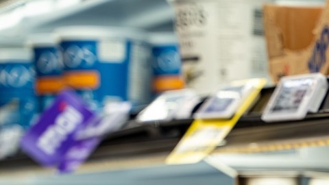 Inflación persistente y crecimiento salarial insuficiente explican por qué el dinero rinde menos en las familias en EE.UU.