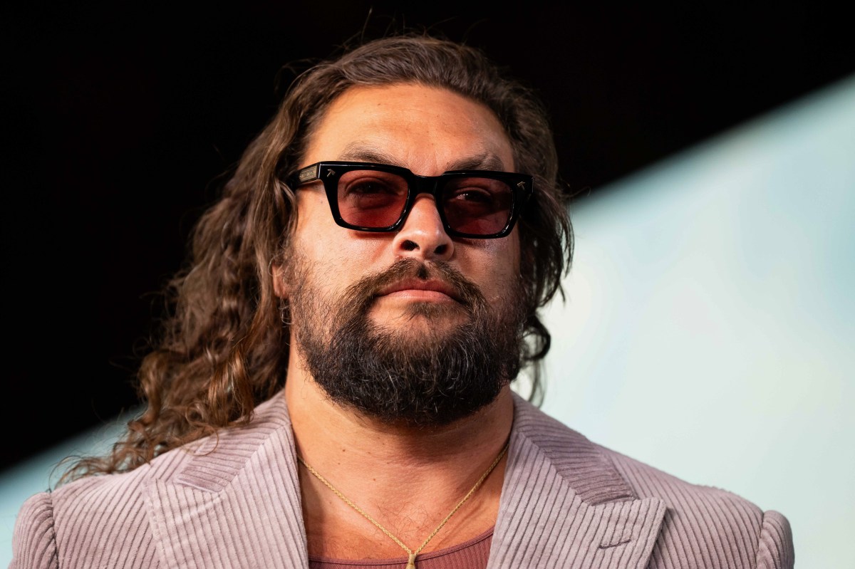 Jason Momoa huye de la costa norte de Oahu tras inundaciones Hawái