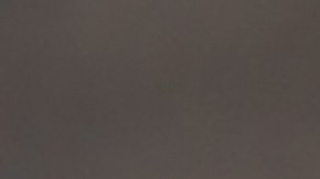 Raíz de jengibre fresco troceada sobre una superficie natural, rodeada de ingredientes para un shot saludable,