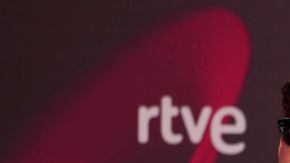 El artista apareció con vendajes y equipos médicos, lo que generó inquietud en redes