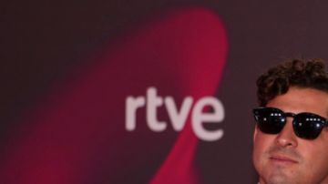 El artista apareció con vendajes y equipos médicos, lo que generó inquietud en redes