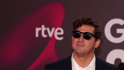 El artista apareció con vendajes y equipos médicos, lo que generó inquietud en redes