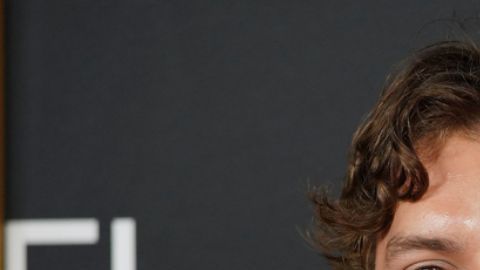 El joven participante celebró su desempeño con orgullo tras su presentación en el escenario