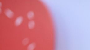 Baena es observado con atención por su padre para mejorar las rutinas que ejecuta en el gimnasio