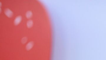 Baena es observado con atención por su padre para mejorar las rutinas que ejecuta en el gimnasio