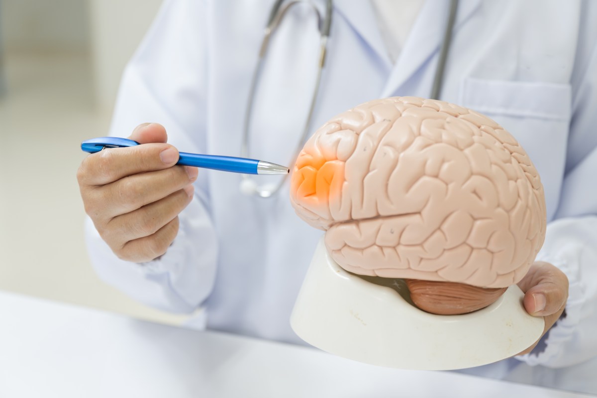 Joven padre casi muere tras 10 años de diagnóstico erróneo: tumor cerebral fue confundido con migrañas