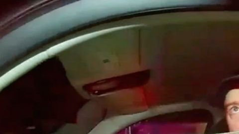 El material policial incluye horas de registro sobre su interacción con agentes y el proceso posterior en la comisaría