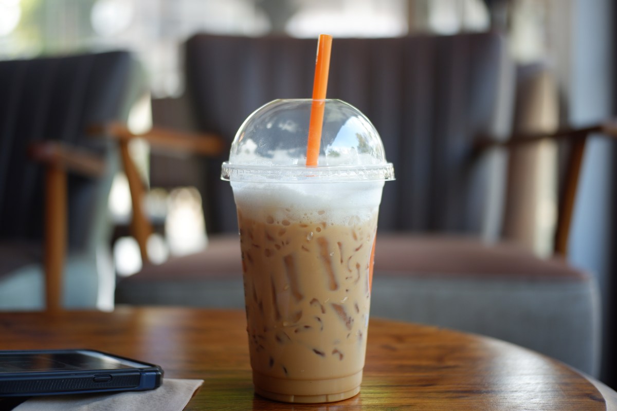 RFK Jr. contra las grandes cafeterías: ¿Cuánta azúcar es segura en tus bebidas?