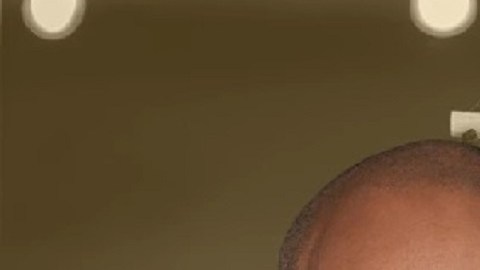 El comisionado Kenny Minaya obtuvo un Doctorado en Derecho de la Facultad de Derecho de la CUNY.