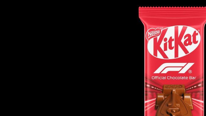 Barra de chocolate KitKat sobre fondo negro.