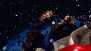 La dona Artemis II sobre fondo espacial.