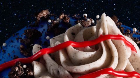 La dona Artemis II sobre fondo espacial.