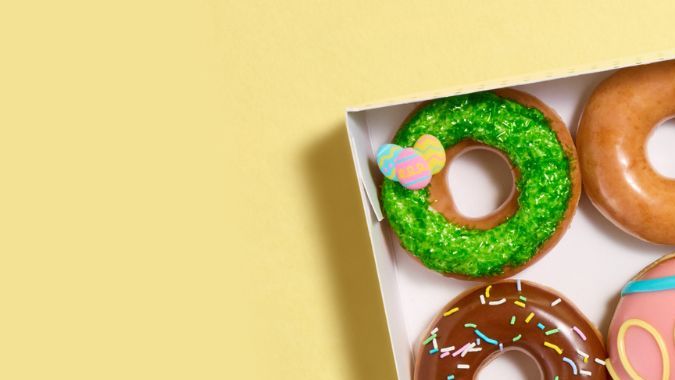 Caja de donas de Pascua con fondo color mantequilla.