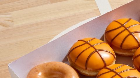 Disfruta de la nueva colección Bracket Bash Dozen de Krispy Kreme, una combinación perfecta de glaseado de vainilla y chispas de chocolate diseñada para compartir durante los playoffs.