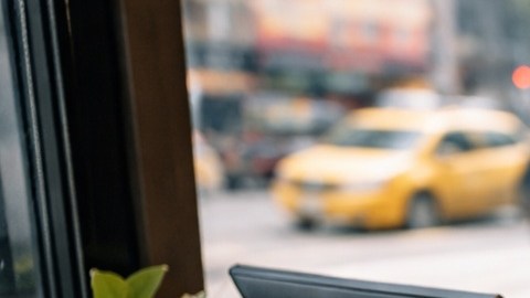 La nueva ley en Nueva York responde a la necesidad de garantizar que nadie quede fuera del sistema por no tener acceso a herramientas financieras.