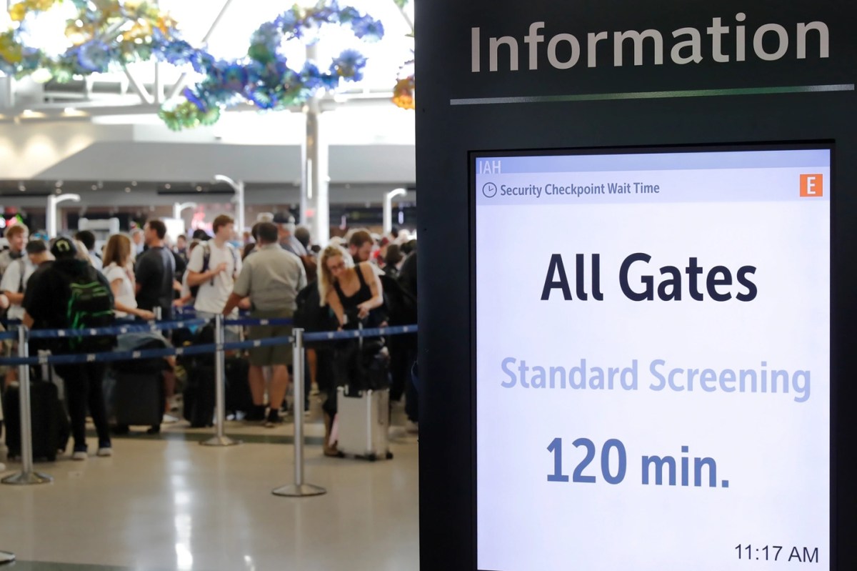 Caos en aeropuertos de EE.UU.: filas de hasta 3 horas y lo que debes hacer si viajas hoy