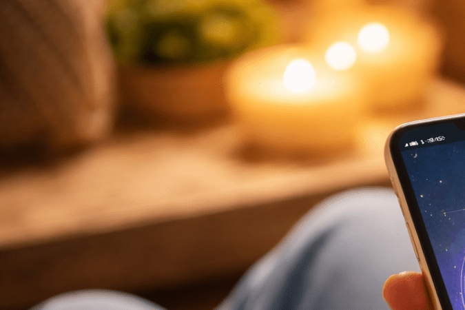 Persona consultando el horóscopo en una aplicación de astrología desde su teléfono móvil