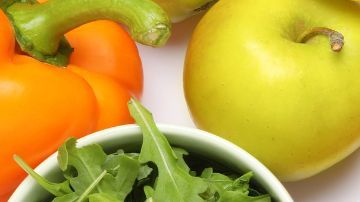 Imagen de dos figuras ilustrativas de los riñones rodeada de alimentos saludables,