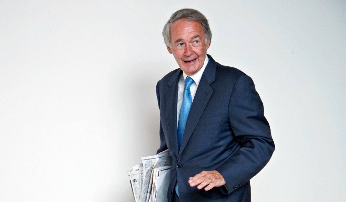 Senadores demócratas presentan proyecto de ley para que pequeños negocios no tengan que pagar los nuevos aranceles de Trump