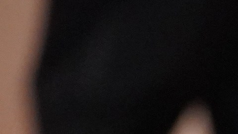 Miley Cyrus vuelve a usar la peluca de Hannah Montana para este especial.