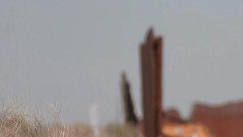 Construcció de Muro negro en frontera con México.