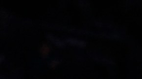 El pívot de los Charlotte Hornets, Ryan Kalkbrenner (11), disputa un rebote con el pívot de los Sacramento Kings, Dylan Cardwell, durante la primera mitad de un partido de baloncesto de la NBA en Charlotte, Carolina del Norte, el martes 24 de marzo de 2026.